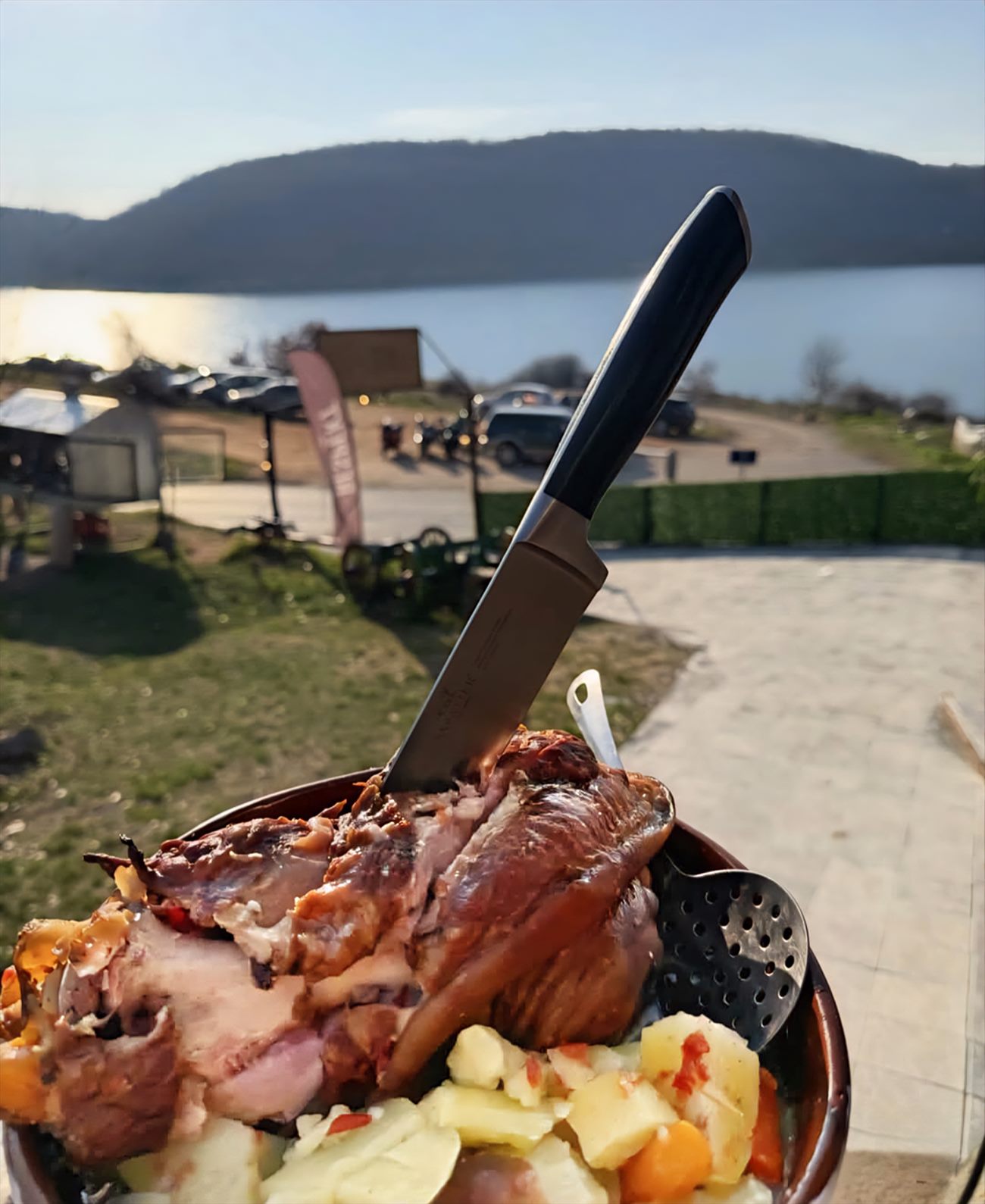 Meso i povrće pečeni ispod sača, tradicionalno jelo Kafane Kum