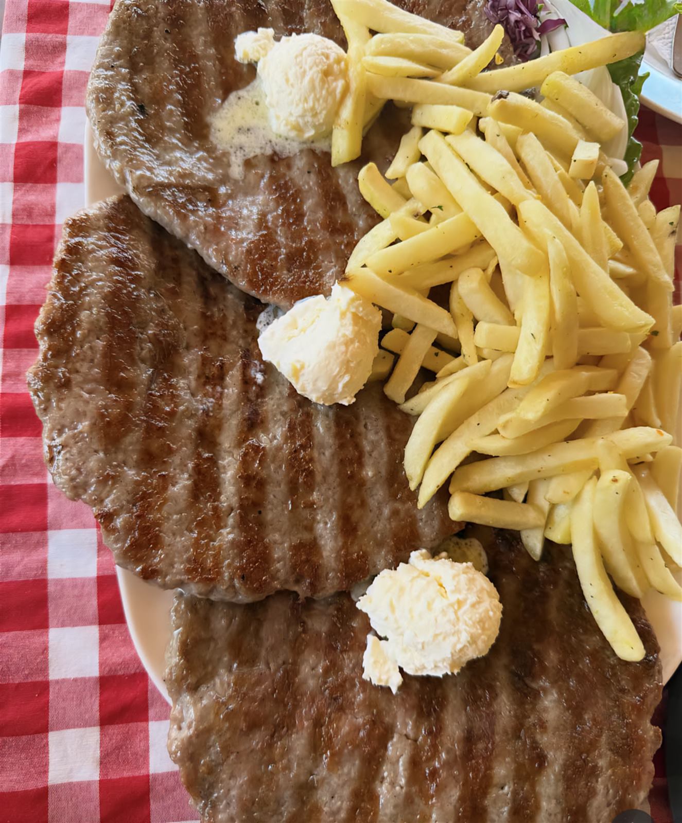 Pljeskavice sa pomfritom i kajmakom, specijalitet Kafane Kum