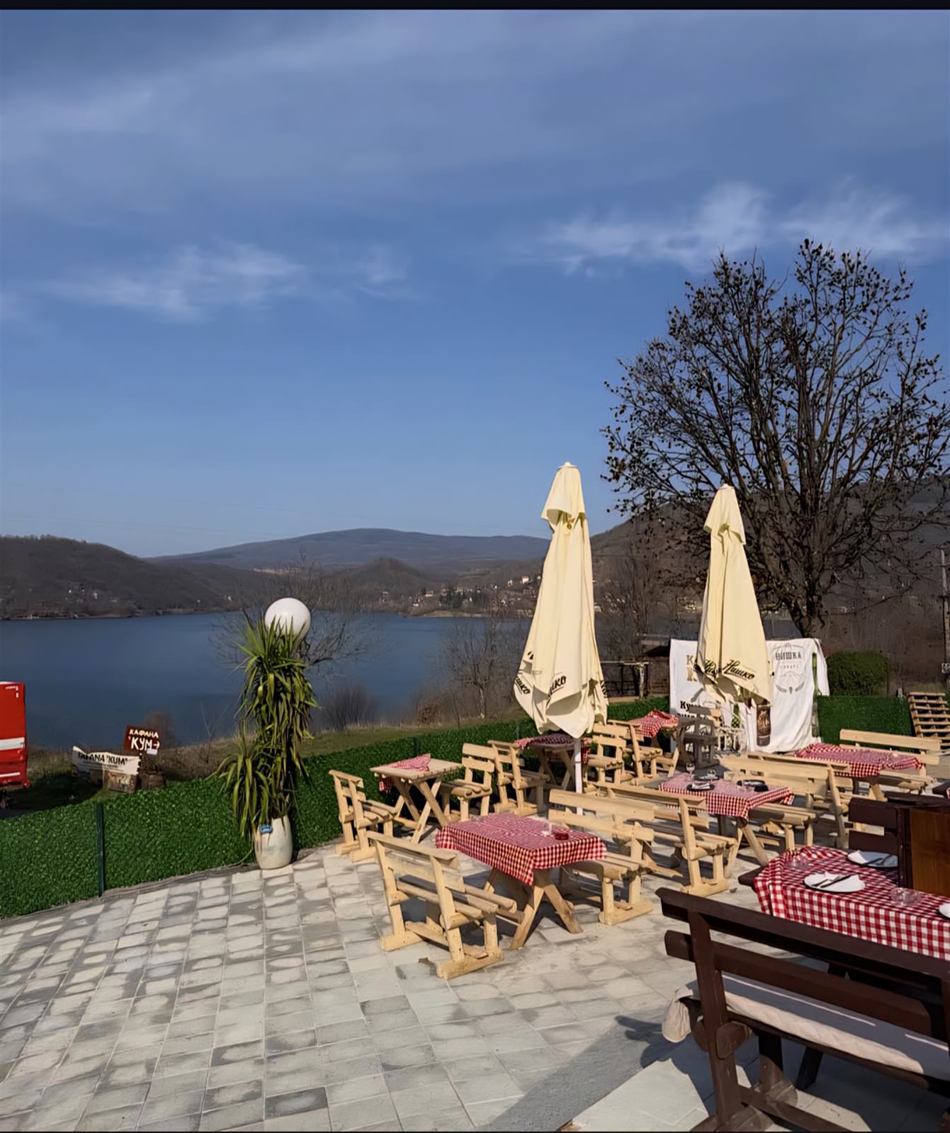 Terasa Kafane Kum sa stolovima i pogledom na jezero