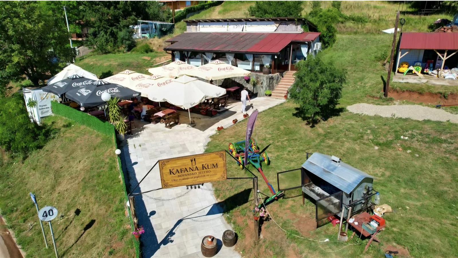 Pogled iz vazduha na Kafanu Kum pored Bovanskog jezera