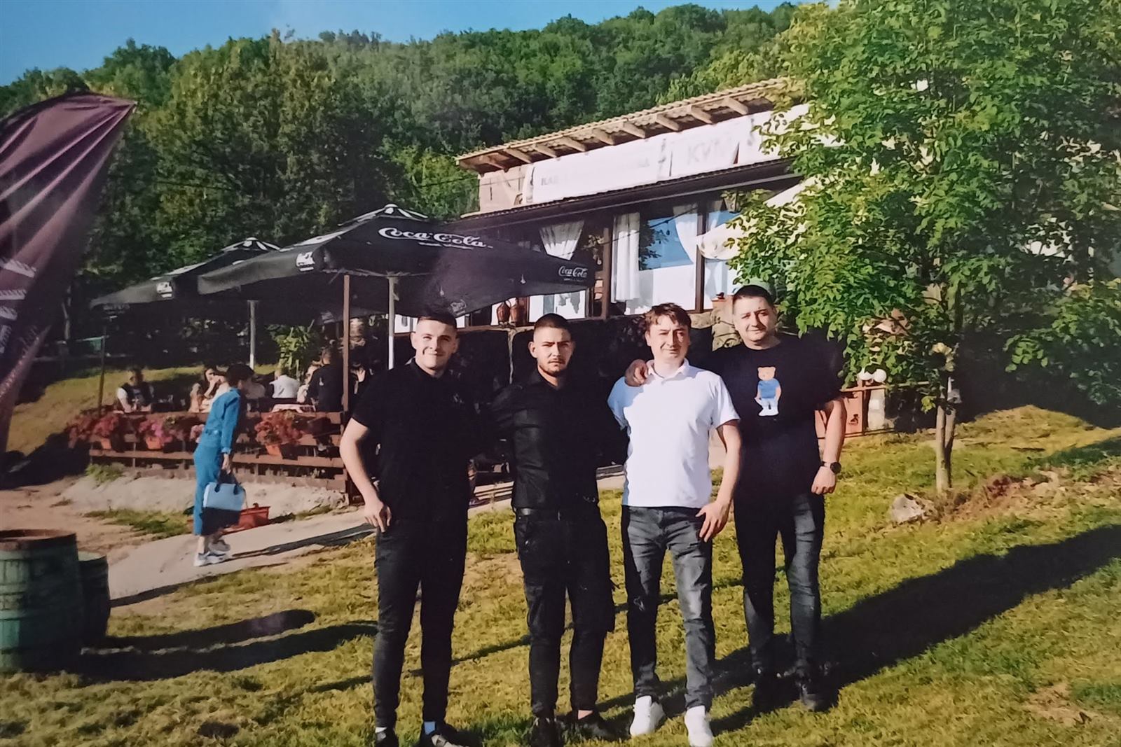 Porodična atmosfera na terasi Kafane Kum