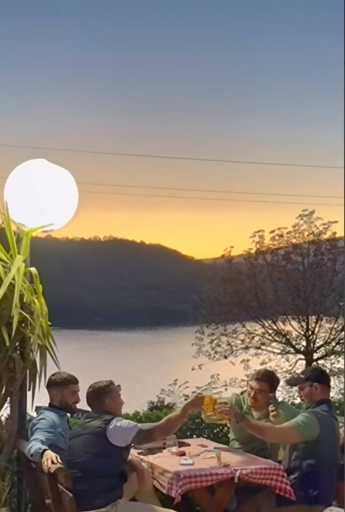 Pogled na Bovansko jezero i zalazak sunca sa terase Kafane Kum
